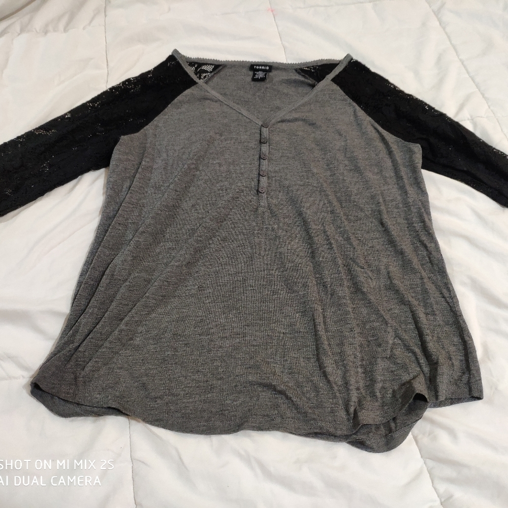 Torrid top w cute lace arms size 0